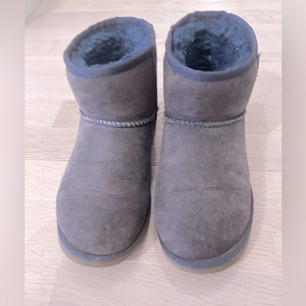 Great condition! Authentic UGG Women's Classic Mini Boot, Size US 5, EU 36, Chic